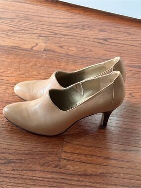 Adrienne Vittadini Tan/Camel slightly rounded tip heeled shoes